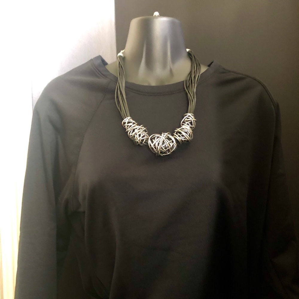 Boutique necklace. Black & silver.